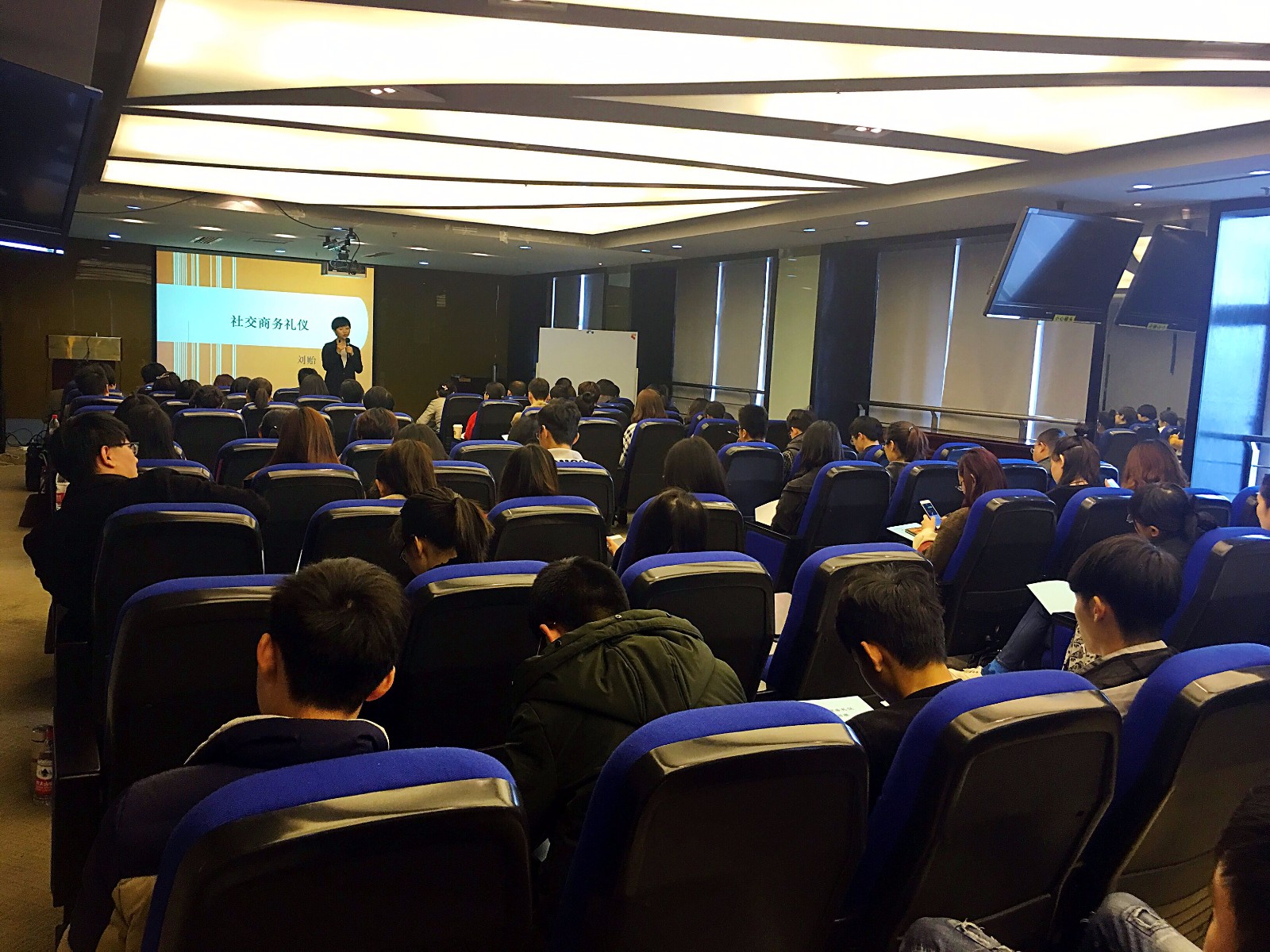 华瑞集团商务礼仪培训圆满结束.jpg 华瑞集团商务礼仪培训圆满结束.jpg